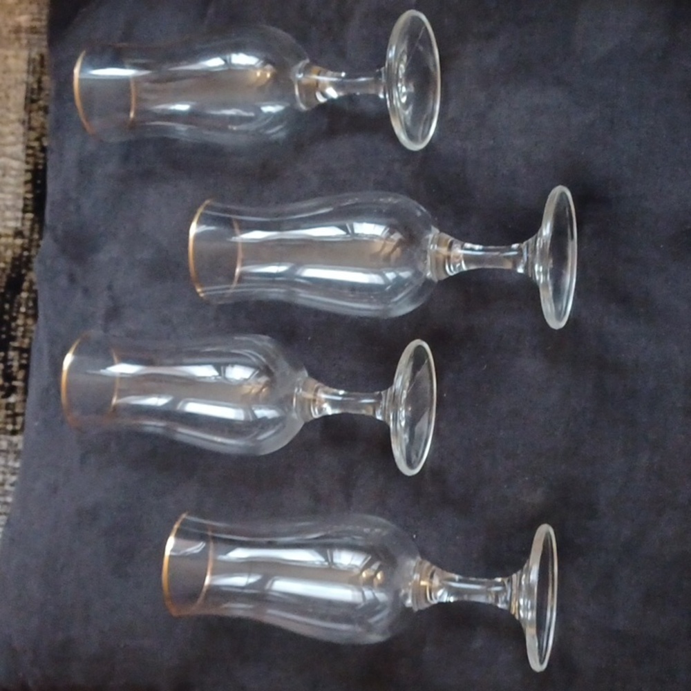 4/$40 Curvy Wine Glasses With Gold Rims - Set of 4 (Vintage)